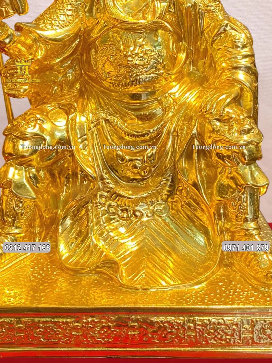 Ngài được đúc theo dáng ngồi đọc sách vô cùng uy nghiêm